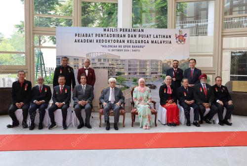 TUANKU MUHRIZ TUANKU MUNAWIR