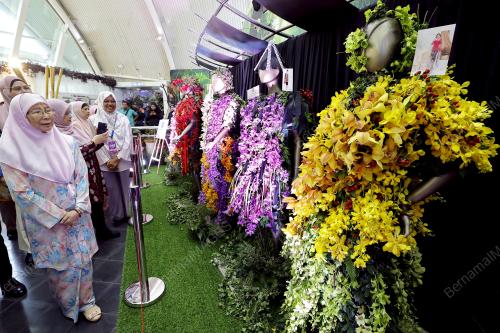 DATUK SERI DR WAN AZIZAH WAN ISMAIL