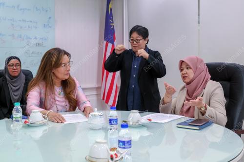 FADHLINA SIDEK
