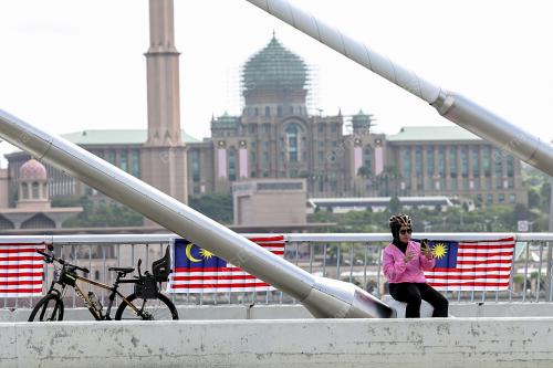 JALUR GEMILANG DI JAMBATAN SERI WAWASAN