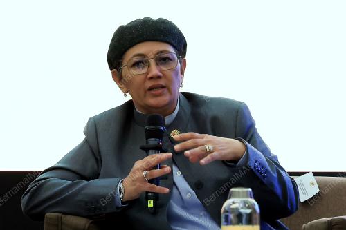 DATUK HANIFAH HAJAR TAIB