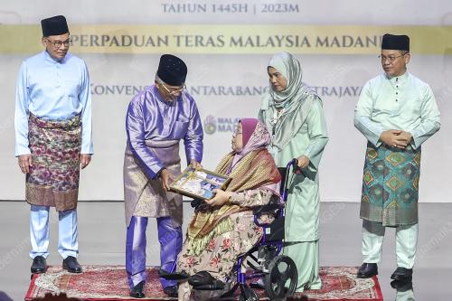 AL-SULTAN ABDULLAH RI'AYATUDDIN AL-MUSTAFA BILLAH SHAH