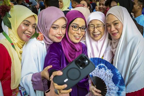 DATUK SERI DR WAN AZIZAH WAN ISMAIL