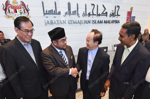 DATUK SERI DR MUJAHID YUSOF RAWA