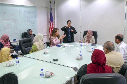 FADHLINA SIDEK
