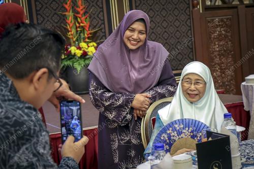 DATUK SERI DR WAN AZIZAH WAN ISMAIL