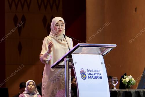 FADHLINA SIDEK
