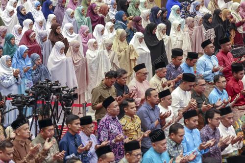 DATUK SERI WAN AZIZAH WAN ISMAIL