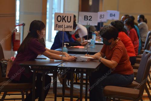 TINJAUAN PUSAT PEMBERIAN VAKSIN MEGA MOVENPICK KLIA