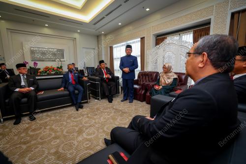DATUK DR MOHD NA'IM MOKHTAR