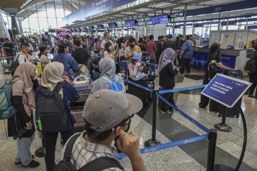 PENUMPANG TERKANDAS DI KLIA