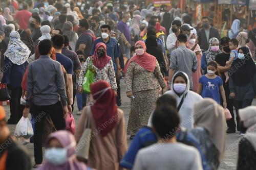 KELUARGA MALAYSIA BELI BARANG KEPERLUAN