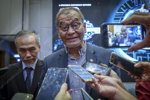 DATUK SERI DR DZULKEFLY AHMAD