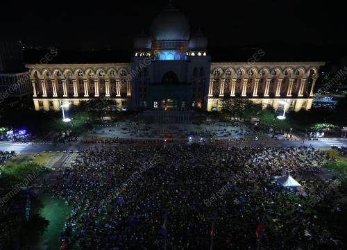 TAYANGAN SKRIN GERGASI BOLASEPAK PIALA AFF MITSUBISHI