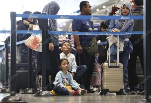 PENUMPANG TERKANDAS DI KLIA