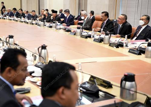 DATUK SERI ISMAIL SABRI YAAKOB