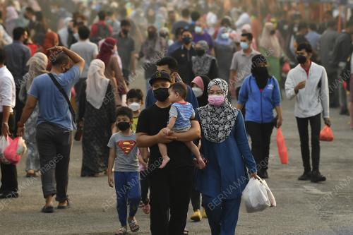 KELUARGA MALAYSIA BELI BARANG KEPERLUAN