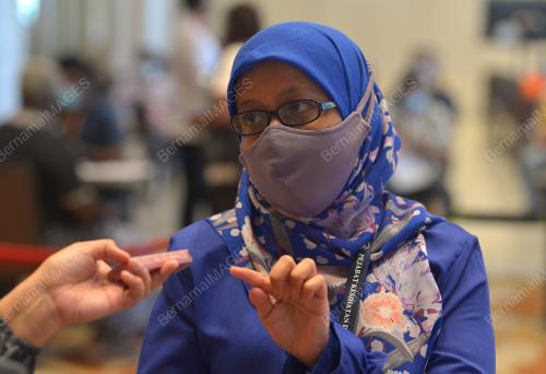 TINJAUAN PUSAT PEMBERIAN VAKSIN MEGA MOVENPICK KLIA