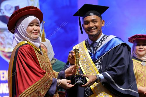 FADHLINA SIDEK
