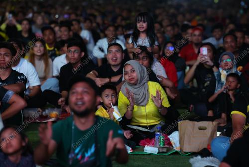 TAYANGAN SKRIN GERGASI BOLASEPAK PIALA AFF MITSUBISHI