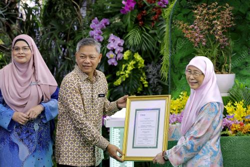 DATUK SERI DR WAN AZIZAH WAN ISMAIL