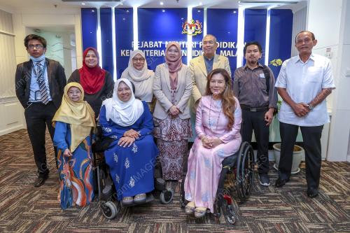 FADHLINA SIDEK