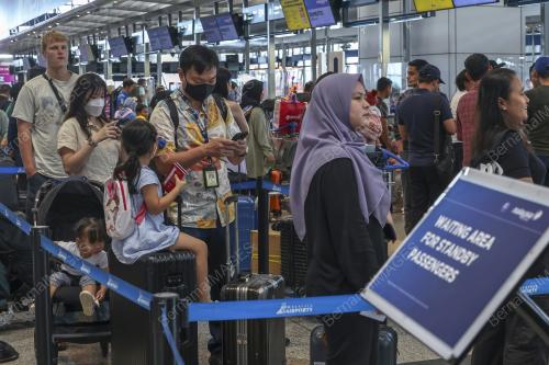 PENUMPANG TERKANDAS DI KLIA