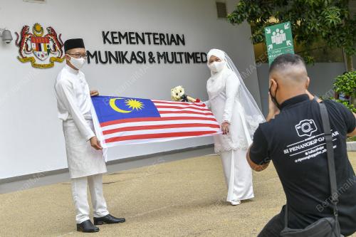 PENGANTIN BAHARU KIBAR JALUR GEMILANG