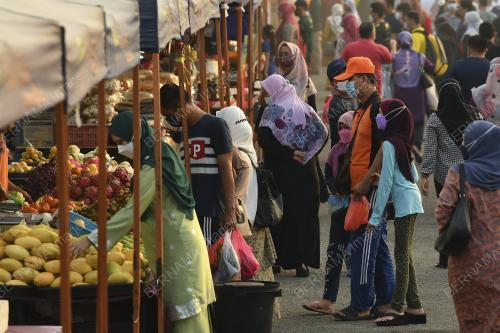 KELUARGA MALAYSIA BELI BARANG KEPERLUAN