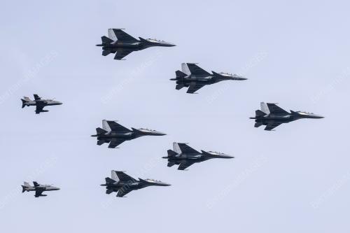 PESAWAT SUKHOI SU-30MKM DAN HAWK 208