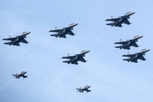 PESAWAT SUKHOI SU-30MKM DAN HAWK 208