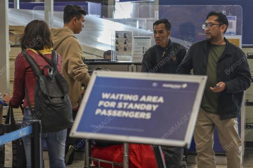 PENUMPANG TERKANDAS DI KLIA