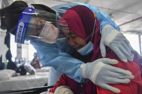 PETUGAS KESIHATAN DI PKRC, MAEPS SERDANG