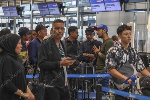 PENUMPANG TERKANDAS DI KLIA