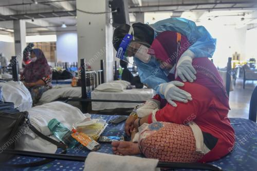 PETUGAS KESIHATAN DI PKRC, MAEPS SERDANG
