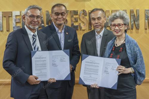 DATUK SERI DR DZULKEFLY AHMAD