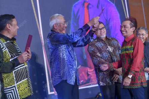 DATUK SERI MAHDZIR KHALID