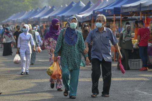 KELUARGA MALAYSIA BELI BARANG KEPERLUAN