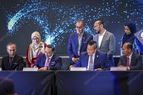 DATUK SERI DR DZULKEFLY AHMAD