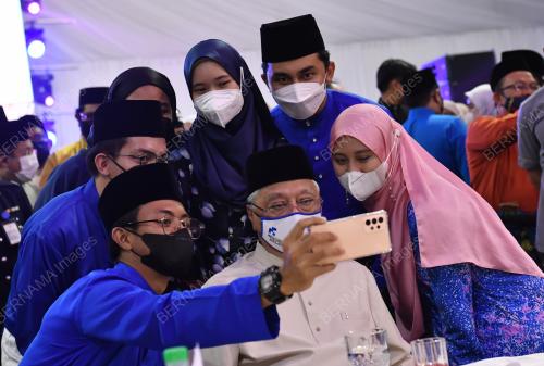 DATUK SERI ISMAIL SABRI YAAKOB
