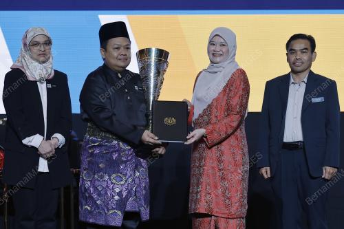 FADHLINA SIDEK