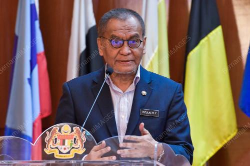DATUK SERI DR DZULKEFLY AHMAD