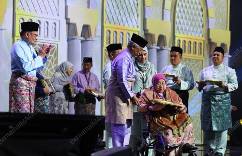 AL-SULTAN ABDULLAH RI'AYATUDDIN AL-MUSTAFA BILLAH SHAH