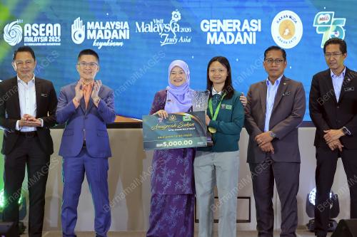 FADHLINA SIDEK