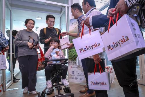 PENERBANGAN SULUNG LOONG AIR KE MALAYSIA