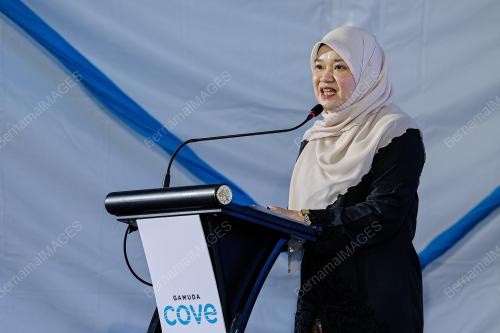 FADHLINA SIDEK