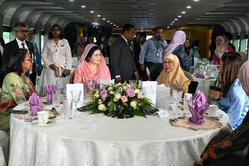 DATUK SERI DR WAN AZIZAH WAN ISMAIL