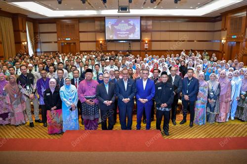 DATUK SERI DR DZULKEFLY AHMAD