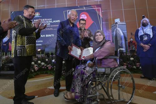 DATUK SERI MAHDZIR KHALID