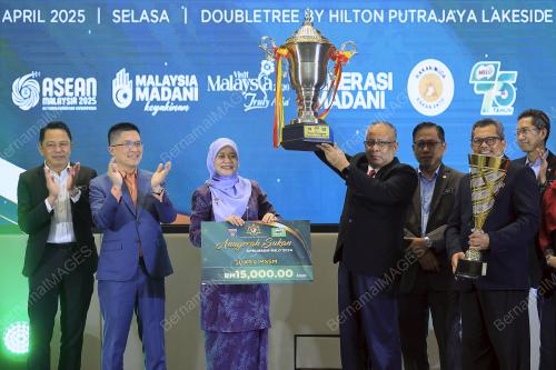 FADHLINA SIDEK